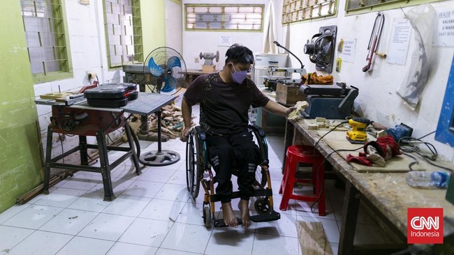 Seorang penyandang disabilitas memproduksi kerajinans di rumah produksi milik Yayasan Wisma Chesire, Cilandak, Jakarta. Produksi kerajinan di rumah produksi tersebut bertujuan memberdayakan sekaligus meningkatkan keterampilan para penyandang disabili