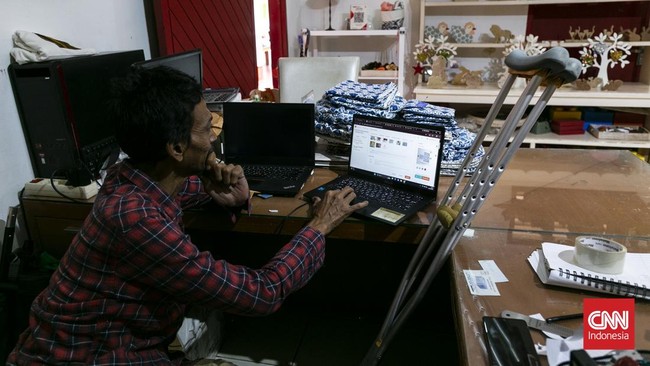 Seorang penyandang disabilitas memproduksi kerajinans di rumah produksi milik Yayasan Wisma Chesire, Cilandak, Jakarta. Produksi kerajinan di rumah produksi tersebut bertujuan memberdayakan sekaligus meningkatkan keterampilan para penyandang disabili