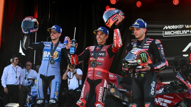 Winner Team Ducati Lenovo Team's Marc Marquez (C) celebrates on the podium with second placed Team Gresini Racing MotoGP's Alex Marquez (L) and third placed Team Aprilia Racing's Marco Bezzecchi after the sprint race of the MotoGP Aragon Grand Prix a