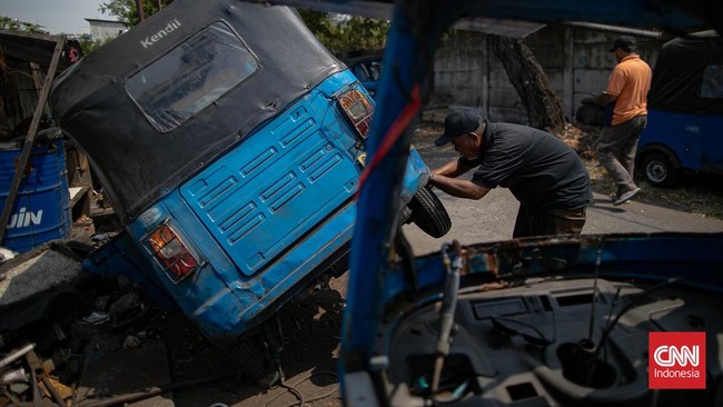 Bajaj masih menjadi bagian dari wajah transportasi Jakarta. Di tengah maraknya moda transportasi modern, kendaraan roda tiga tersebut tetap beroperasi mengangkut penumpang di sejumlah ruas jalan Ibu Kota. (CNN Indonesia/Adi ibrahim)