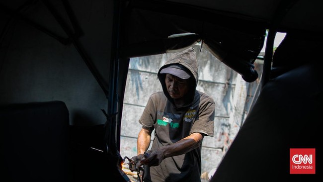 Bajaj masih menjadi bagian dari wajah transportasi Jakarta. Di tengah maraknya moda transportasi modern, kendaraan roda tiga tersebut tetap beroperasi mengangkut penumpang di sejumlah ruas jalan Ibu Kota. (CNN Indonesia/Adi ibrahim)