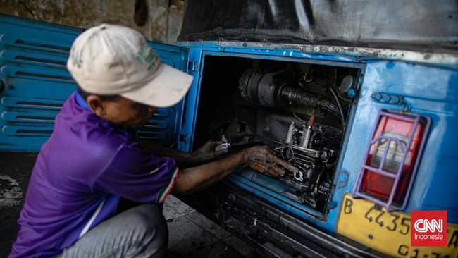 Bajaj masih menjadi bagian dari wajah transportasi Jakarta. Di tengah maraknya moda transportasi modern, kendaraan roda tiga tersebut tetap beroperasi mengangkut penumpang di sejumlah ruas jalan Ibu Kota. (CNN Indonesia/Adi ibrahim)