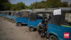 Bajaj masih menjadi bagian dari wajah transportasi Jakarta. Di tengah maraknya moda transportasi modern, kendaraan roda tiga tersebut tetap beroperasi mengangkut penumpang di sejumlah ruas jalan Ibu Kota. (CNN Indonesia/Adi ibrahim)