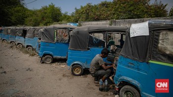 Bajaj masih menjadi bagian dari wajah transportasi Jakarta. Di tengah maraknya moda transportasi modern, kendaraan roda tiga tersebut tetap beroperasi mengangkut penumpang di sejumlah ruas jalan Ibu Kota. (CNN Indonesia/Adi ibrahim)