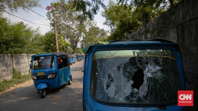 Bajaj masih menjadi bagian dari wajah transportasi Jakarta. Di tengah maraknya moda transportasi modern, kendaraan roda tiga tersebut tetap beroperasi mengangkut penumpang di sejumlah ruas jalan Ibu Kota. (CNN Indonesia/Adi ibrahim)