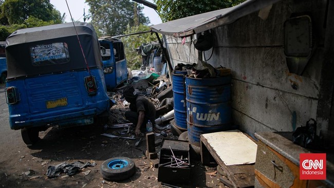 Bajaj masih menjadi bagian dari wajah transportasi Jakarta. Di tengah maraknya moda transportasi modern, kendaraan roda tiga tersebut tetap beroperasi mengangkut penumpang di sejumlah ruas jalan Ibu Kota. (CNN Indonesia/Adi ibrahim)