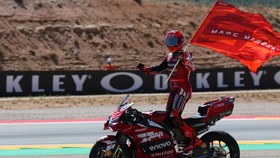Team Ducati Lenovo Team's Marc Marquez celebrates winning the sprint race of the MotoGP Aragon Grand Prix at the Motorland circuit in Alcaniz, northeastern Spain, on August 29, 2026. (Photo by Pierre-Philippe MARCOU / AFP)