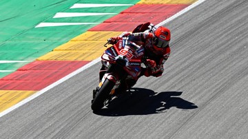 Sorotan Dunia Olahraga CNN Sport : Momen Marc Maquez Berlutut di Depan Fans usai Juara MotoGP Aragon