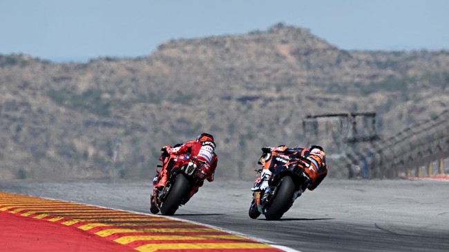 MotoGP - Aragon Grand Prix - Ciudad del Motor de Aragon, Aragon, Spain - August 30, 2026 Ducati Lenovo Team's Marc Marquez and Red Bull KTM Factory Racing's Pedro Acosta in action during the race REUTERS/Pablo Morano