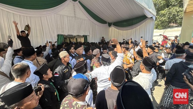 Situasi di sekitar arena Muktamar ke-35 Nahdlatul Ulama di Gedung Serba Guna (GSG) Pondok Pesantren Bahrul Ulum, Tambakberas, Jombang, Jawa Timur, ricuh, Minggu (30/8). Puluhan massa memaksa masuk ke arena utama sidang pleno muktamar tersebut dan mem