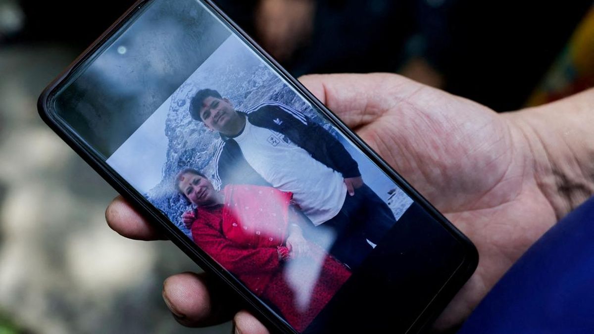 Putus Asa, Keluarga Pasang Foto Korban Banjir Nepal yang Hilang
