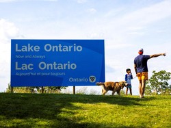 Balas Trump, Kanada Pasang Papan Nama Besar Danau Ontario Selamanya