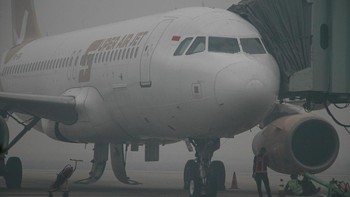 Kabut asap akibat kebakaran hutan dan lahan (karhutla) mengganggu aktivitas penerbangan di Bandara Tjilik Riwut, Palangka Raya, Kalimantan Tengah.