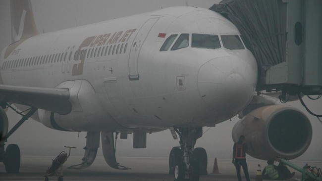 Kabut asap akibat kebakaran hutan dan lahan (karhutla) mengganggu aktivitas penerbangan di Bandara Tjilik Riwut, Palangka Raya, Kalimantan Tengah.