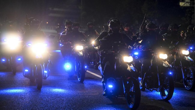 Anggota Brimob Polda Metro Jaya menaiki motor di Jalan Tol Dalam Kota saat mengamankan aksi Aliansi Masyarakat Pati Bersatu di depan kawasan Gedung DPR/MPR, Jakarta, Kamis (27/8/2026). Polda Metro Jaya mengerahkan 4.274 personel untuk mengamankan jal