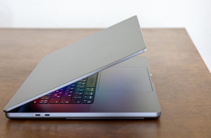 Laptop, ponsel, dan flash drive mengandung informasi penting yang dapat menjadi sasaran pencurian jika ditinggalkan di mobil. Suhu tinggi juga dapat memperpendek usia perangkat elektronik./ Foto: magnific.com/pvproductions