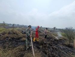Personel Polri-TNI Guyur Karhutla Pangkalan Kerinci Via Darat dan Udara