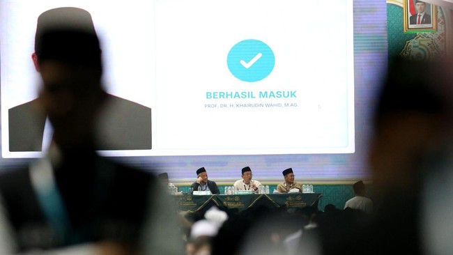 Perwakilan Pengurus Wilayah Nahdlatul Ulama (PWNU) melakukan voting opsi mekanisme pemilihan ketua umum Pengurus Besar Nahdlatul Ulama (PBNU) saat sidang pleno Muktamar ke-35 NU di Pondok Pesantren Bahrul Ulum Tambakberas, Jombang, Jawa Timur, Sabtu 