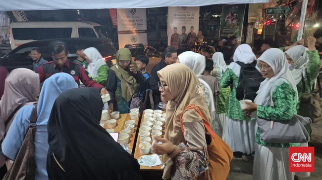 Di tengah gegap gempita pelaksanaan Muktamar ke-35 Nahdlatul Ulama (NU) di Pondok Pesantren Bahrul Ulum, Tambakberas, Jombang, tersimpan kisah sederhana wujud kerukunan antar dua ormas Islam terbesar di Indonesia.Muhammadiyah, memilih ikut ambil bagi