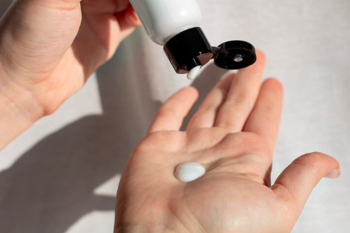 Sunscreen yang ditinggalkan di dalam mobil panas dapat mengalami penurunan efektivitas. Panas ekstrem juga dapat membuat kemasan rusak atau bahkan bocor./ Foto: magnific.com