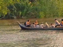 Perjuangan Polri-TNI Padamkan Karhutla di Inhil: Lewati Sungai, Jalan Kaki 2 Km