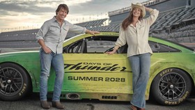 Tom Cruise bakal adu akting dengan Anne Hathaway dalam sekuel film balap 'Days of Thunder' yang ditargetkan tayang di bioskop pada 2 Juni 2028.