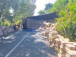 Truk Gagal Nanjak hingga Terguling di Jalan Patung Pemuda Parepare