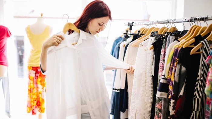 5 Fashion Items Timeless yang Bikin Hemat, Jangan Asal Beli yang Lagi Tren!