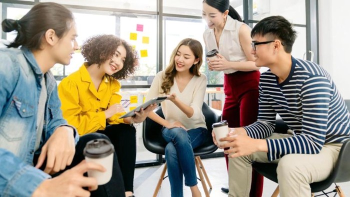 5 Tips Berteman dengan Rekan Kerja agar Suasana di Kantor Menyenangkan