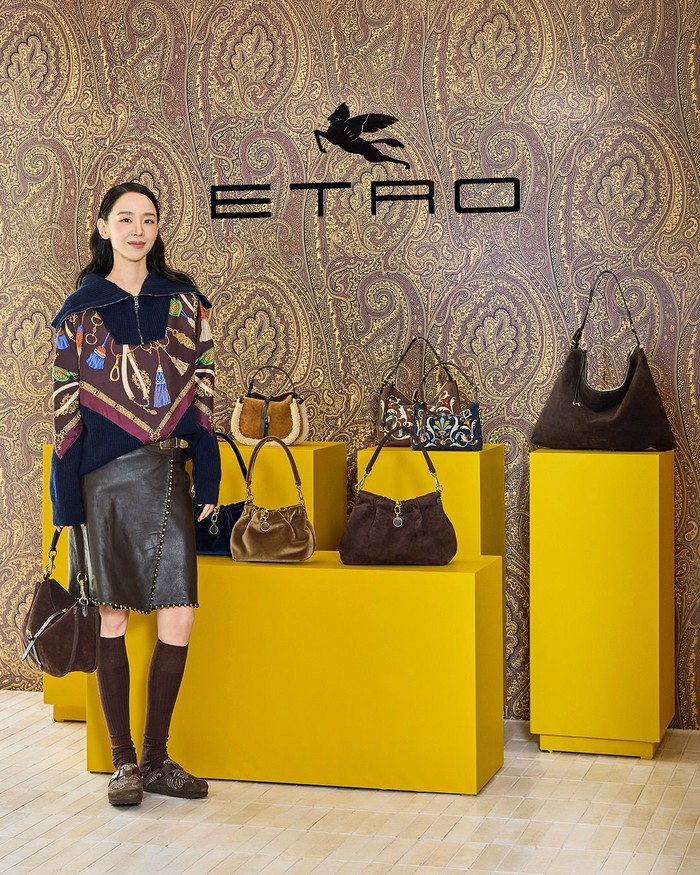 Ada sejumlah item fashion eksklusif yang dipamerkan dalam event terbaru ETRO meliputi hand bag, sweater, rok, sepatu, dan kaus kaki yang menunjang penampilan tetap bergaya di udara yang mulai dingin di musim gugur mendatang./ Foto: instagram.com/shinhs831