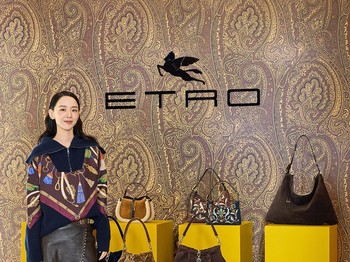 Ada sejumlah item fashion eksklusif yang dipamerkan dalam event terbaru ETRO meliputi hand bag, sweater, rok, sepatu, dan kaus kaki yang menunjang penampilan tetap bergaya di udara yang mulai dingin di musim gugur mendatang./ Foto: instagram.com/shinhs831
