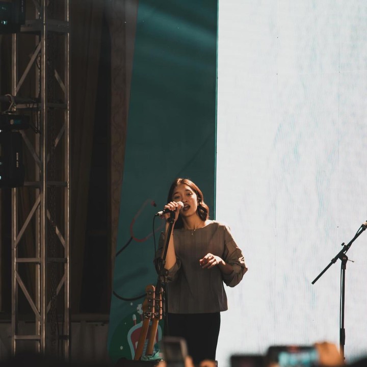 <p>Sosok Aisha sebelumnya mulai mencuri perhatian ketika tampil bersama sang Ayah di atas panggung sebagai <em>backing vocal. </em>Kehadirannya pun membuat publik penasaran apakah Aisha akan mengikuti jejak Duta dan menekuni dunia musik Tanah Air.&nbsp;(Foto: Instagram @shadjo04)</p>