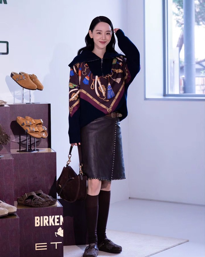 Aktris yang akan segera membintangi drama baru 'Love O'Clock' tersebut tampil modis dalam kesan etnik klasik melalui sweater bermotif yang dipadukan dengan leather wrap midi skirt beserta sepatu cokelat senada./ Foto: instagram.com/shinhs831