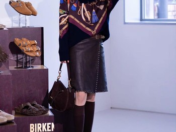 Aktris yang akan segera membintangi drama baru 'Love O'Clock' tersebut tampil modis dalam kesan etnik klasik melalui sweater bermotif yang dipadukan dengan leather wrap midi skirt beserta sepatu cokelat senada./ Foto: instagram.com/shinhs831