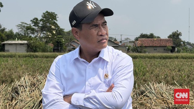 Menteri Pertanian (Mentan) Andi Amran Sulaiman membuka akses bantuan alat dan mesin pertanian (alsintan) bagi buruh tani yang tidak memiliki lahan. Regulasi kami ubah, sudah kami ubah, kami sudah tanda tangani. Prioritaskan alat mesin pertanian, pomp