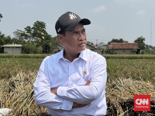 Menteri Pertanian (Mentan) Andi Amran Sulaiman membuka akses bantuan alat dan mesin pertanian (alsintan) bagi buruh tani yang tidak memiliki lahan. Regulasi kami ubah, sudah kami ubah, kami sudah tanda tangani. Prioritaskan alat mesin pertanian, pomp
