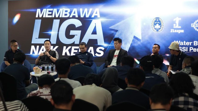 Diskusi PSSI Pers bertema 'Membawa Liga Naik Kelas' dihadiri COO Persik Kediri Arthur Irawan dan Presiden Klub Persipura Owen Rahadian di Jakarta, Senin (31/8).