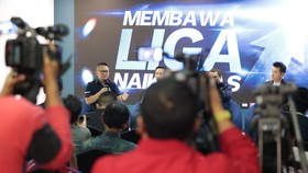 Direktur Kompetisi I.League memberikan pemaparan dalam diskusi Water Break PSSI Pers tentang 'Membawa Liga Naik Kelas' di Jakarta, Senin (31/8).