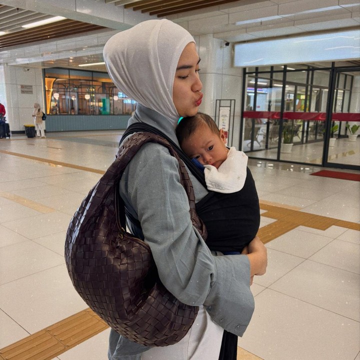 <p>Sejak melahirkan, Ochi memang cukup aktif membagikan potret perkembangan baby Jazziel di media sosial. Perempuan 27 tahun ini bahkan selalu mengunggah momen spesial pertambahan usia Jazziel setiap bulannya. (Foto: Instagram @ochi24)</p>