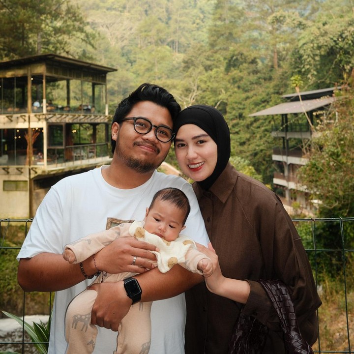 <p>Artis Ochi Rosdiana tengah menikmati peran barunya sebagai Bunda satu anak. Dari pernikahannya dengan Luthfi Arif Adianto, Ochi dikaruniai seorang putra bernama Shankara Jazziel Adianto. Anak pertama Ochi yang dipanggil Jazziel ini lahir pada 24 April 2026. (Foto: Instagram @ochi24)</p>
