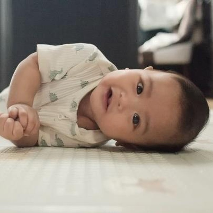<p>Baby Jazziel yang baru berusia empat bulan tumbuh menjadi anak yang menggemaskan. Baru-baru ini, Ochi mengunggah foto sang putra yang tengah memamerkan senyum manisnya. "Empat bulan penuh senyum mungil, tawa kecil, dan begitu banyak cinta. Kamu tumbuh cepat sekali, Sayang!" tulis Ochi dalam unggahan ini. (Foto: Instagram @ochi24)</p>