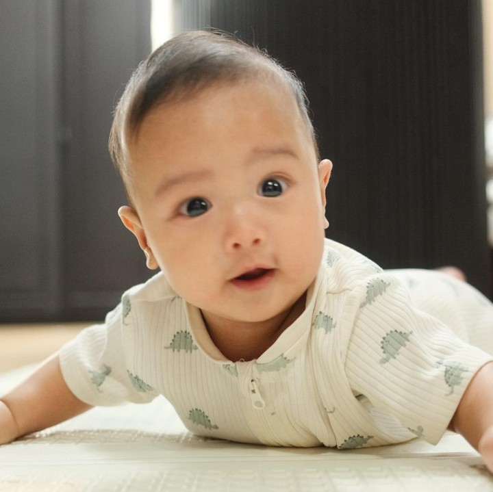 <p>Perkembangan Jazziel cukup pesat di usia empat bulan. Dalam satu video, Ochi memamerkan perkembangan sang putra yang sudah bisa tengkurap dari posisi tidur telentang. Di posisi tengkurap, Jazziel sudah bisa menahan tubuhnya dan merespons sekelilingnya. (Foto: Instagram @ochi24)</p>