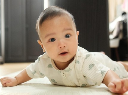 5 Potret Baby Jazziel Anak Ochi Rosdiana Pamer Senyum Menggemaskan di Usia 4 Bulan