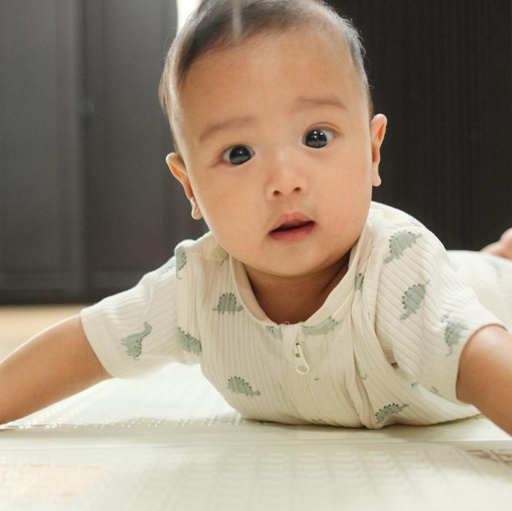 <p>Potret terbaru baby Jazziel ini banyak menuai respons positif dari netizen. Beberapa di antaranya memuji paras Jazziel yang tampan dan tingkahnya yang menggemaskan. "<em>MasyaAllah</em> ank ganteng," tulis akun @it***. "<em>MasyaAllah</em> lucu banget," ungkap @bi***. "Bikin gemes, guantengnya, imut , tambah pinter," ujar akun @de***. (Foto: Instagram @ochi24)</p>