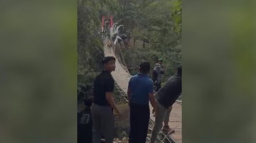 Baru Diresmikan Bupati, Jembatan Merah Putih di Pangandaran Ambruk