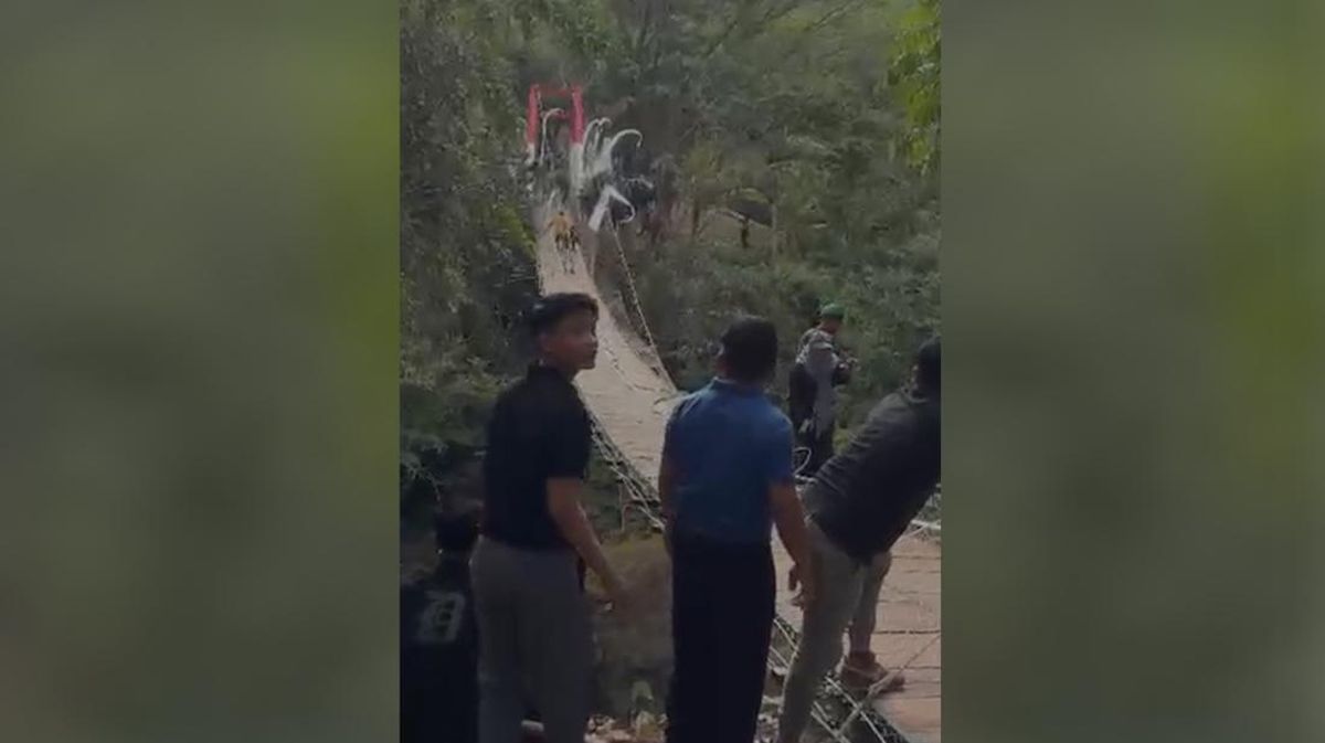 Baru Diresmikan Bupati, Jembatan Merah Putih di Pangandaran Ambruk
