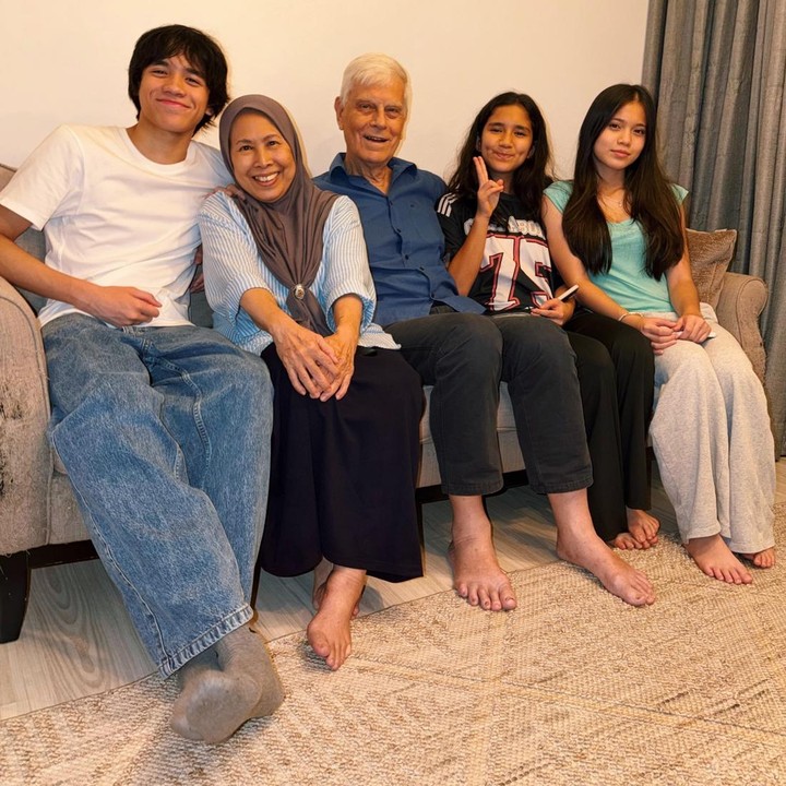 <p>Di foto lainnya, BCL membagikan potret saat Noah berpose bareng saudara sepupu serta kakek dan neneknya atau orang tua dari mendiang Ashraf. Di foto ini, Noah menunjukkan senyum ceria ketika duduk di sebelah sang nenek.</p>