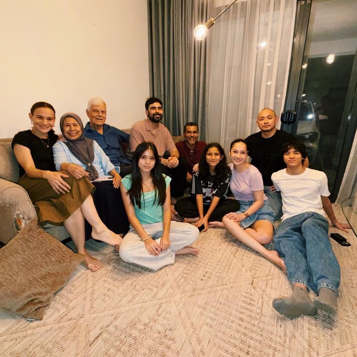 <p>Dalam potret yang dibagikan, BCL memperlihatkan momen hangat saat Tiko menghabiskan waktu dengan keluarga Ashraf. Untuk mengenang memori manis ini, BCL mengabadikan momen tersebut dalam foto. "<em>When in KL&hellip; love looks a little like this.</em> (Saat berada di KL&hellip; beginilah kira-kira rupa dari cinta)," tulisnya. (Foto: Instagram @tikoaryawardhana/ @itsmebcl)</p>