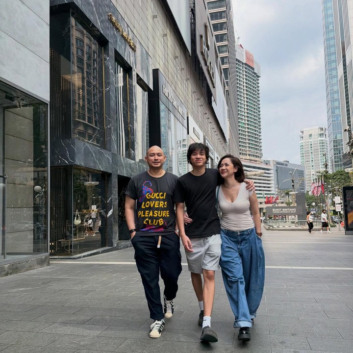 <p>Selama di Kuala Lumpur, Tiko dan BCL menyempatkan diri untuk berjalan-jalan di kawasan perkotaan. Keduanya terlihat menikmati waktu bersama yang dihabiskan bersama Noah di liburan singkat tersebut. (Foto: Instagram @tikoaryawardhana/ @itsmebcl)</p>
