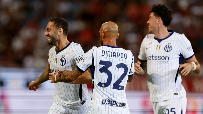 Soccer Football - Serie A - Cagliari v Inter Milan - Unipol Domus, Cagliari, Italy - August 30, 2026 Inter Milan's Hakan Calhanoglu celebrates scoring their first goal with Federico Dimarco REUTERS/Ciro De Luca